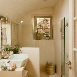 Salle de bain complète dans les chambres de Arkhé Hotel Boutique