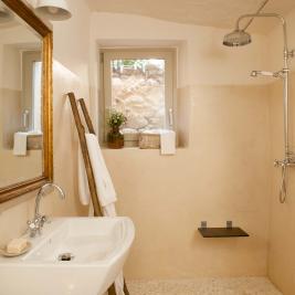 Bathroom with ecological amenities at Arkhé Hotel Boutique